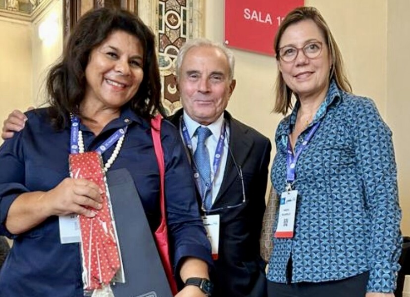 Da sinistra, la presidente SICPRE Stefania de Fazio, il presidente del congresso AIS Luigi Cataliotti e Marzia Salgarello, relatrice e consigliere SICPRE.