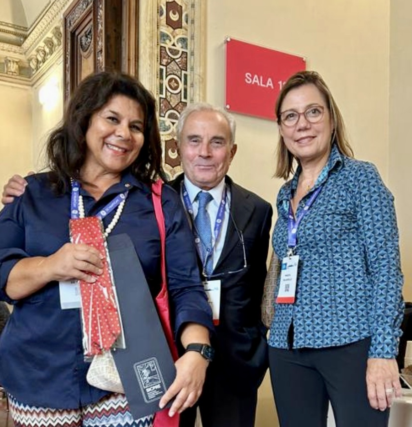 Da sinistra, la presidente SICPRE Stefania de Fazio, il presidente del congresso AIS Luigi Cataliotti e Marzia Salgarello, relatrice e consigliere SICPRE.